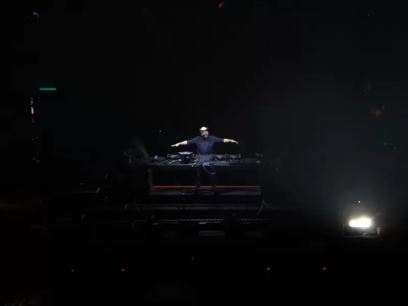 Una multitud participó del show del cura DJ en Plaza de Mayo