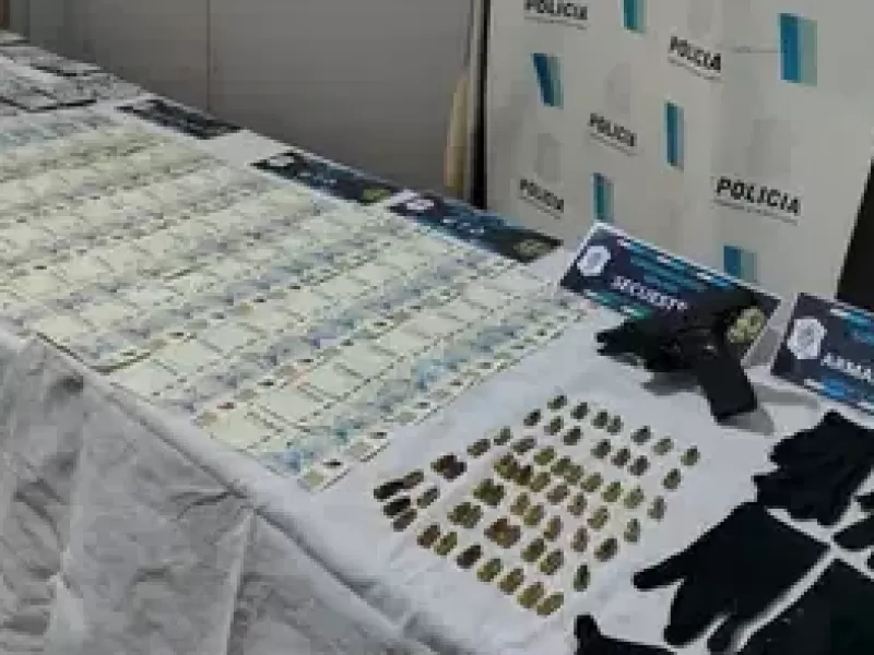 Desbaratan un centro de fraccionamiento de drogas y detienen a tres personas