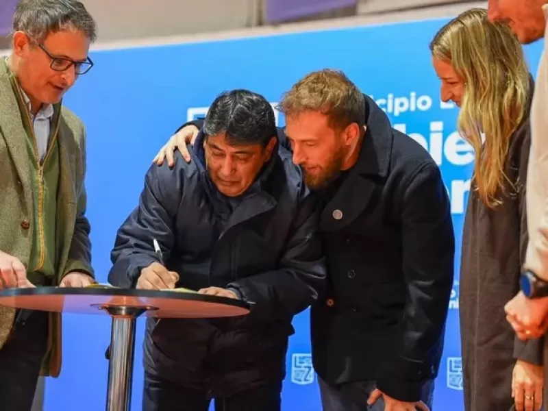Más de 400 familias firmaron la escritura de sus viviendas y se convirtieron en propietarias