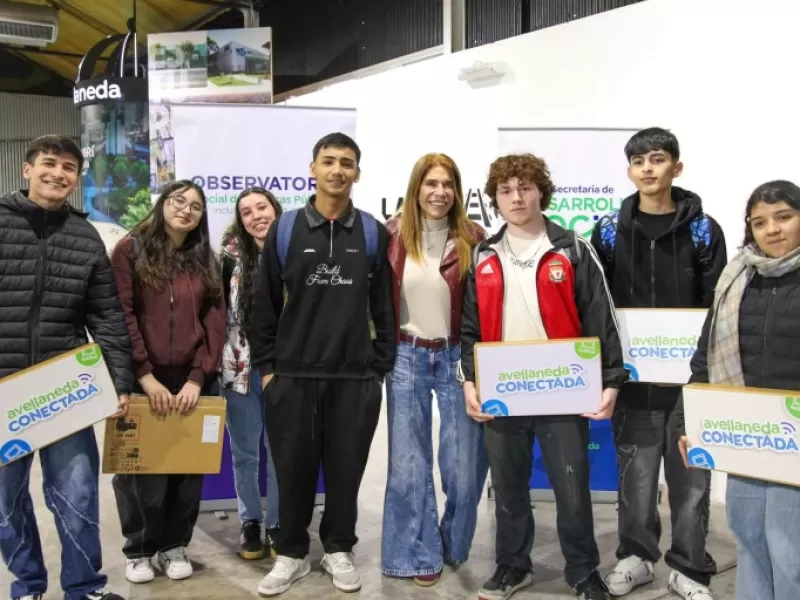 Magdalena Sierra entreg&oacute; 3.800 netbooks a estudiantes del &uacute;ltimo a&ntilde;o de escuelas secundarias