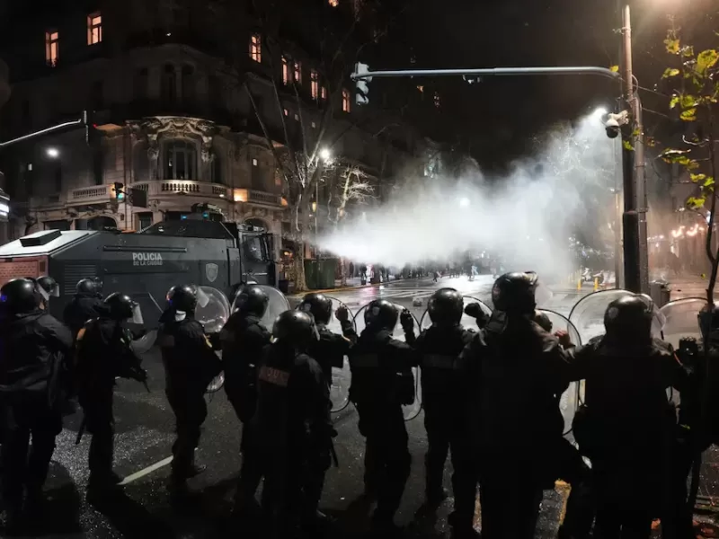 Represi&oacute;n frente al Congreso durante la protesta por la Ley de Inviolabilidad de la Propiedad Privada: hubo detenidos, heridos y una fot&oacute;grafa con traumatismo de cr&aacute;neo