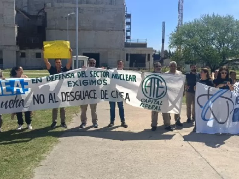 Denuncian cientos de despidos en la Comisi&oacute;n Nacional de Energ&iacute;a At&oacute;mica y crece el conflicto gremial