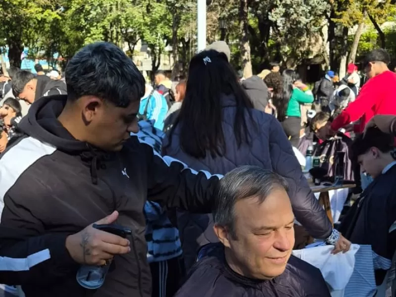 El Municipio acompa&ntilde;&oacute; una multitudinaria jornada solidaria de barberos