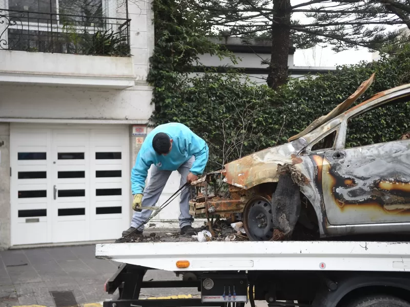 El Municipio retir&oacute; autos abandonados de Los Hornos y Lisandro Olmos