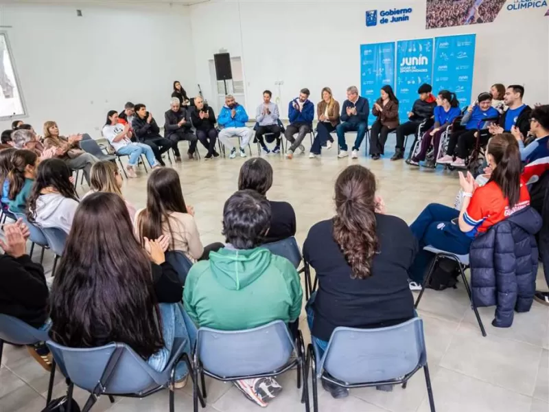 El Municipio entregó nuevas becas a deportistas para acompañar su participación en competencias
