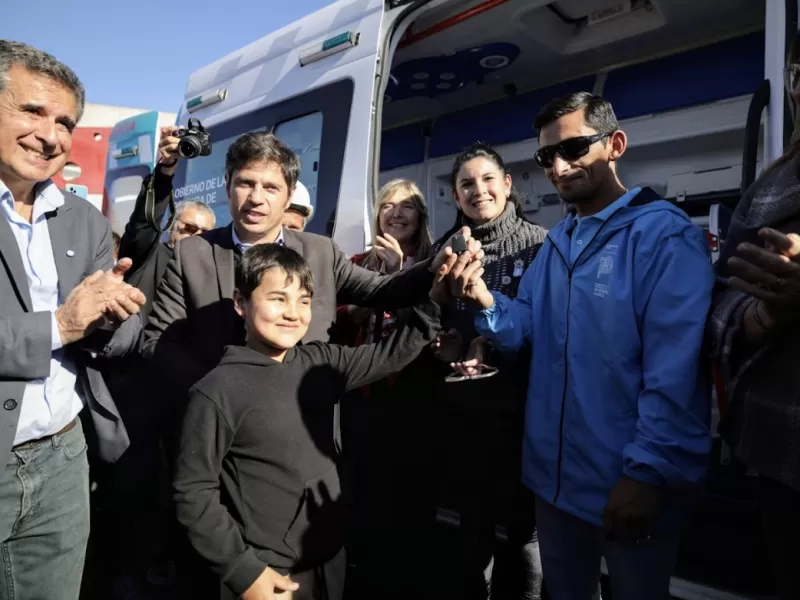 Kicillof entregó una ambulancia y patrulleros para fortalecer la seguridad