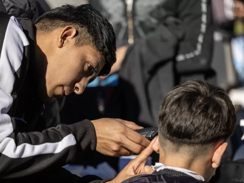 El Municipio acompañó una multitudinaria jornada solidaria de barberos