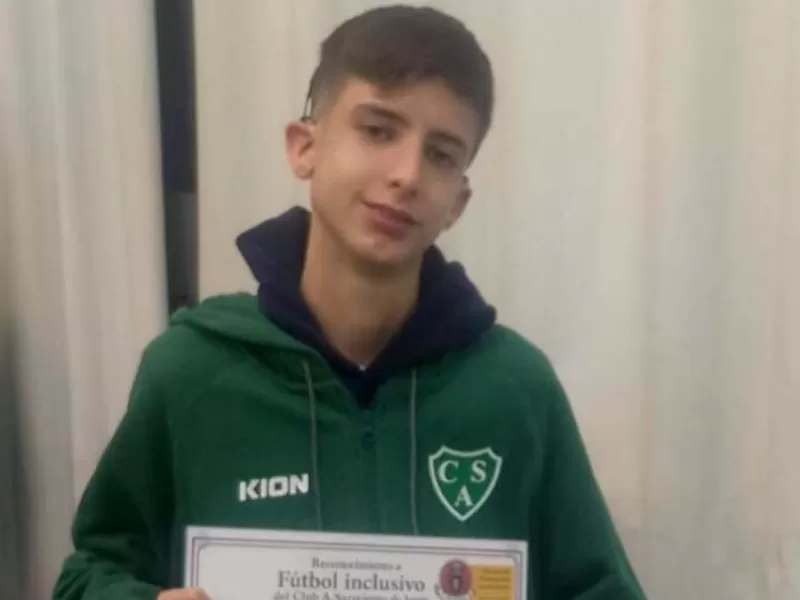 Buscan un procesador auditivo que perdi&oacute; un joven jugador de f&uacute;tbol inclusivo de Sarmiento