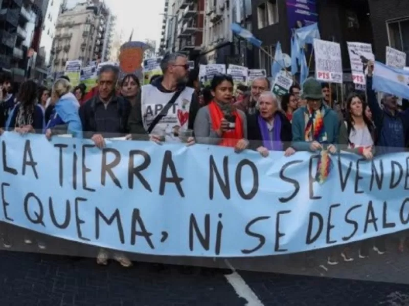 Estatales y organizaciones sociales marchan a la Corte Suprema contra la derogaci&oacute;n de la Ley de Tierras