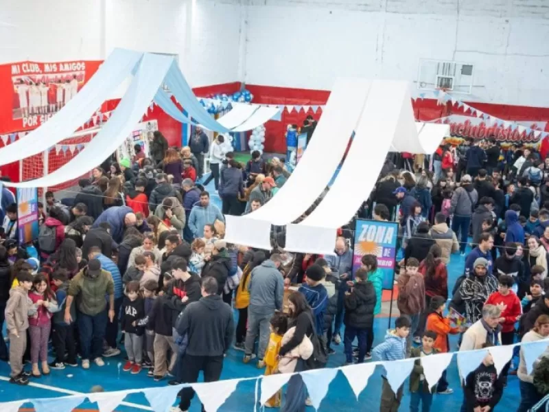 Emmanuel Santalla particip&oacute; de una multitudinaria jornada de intercambio de figuritas en Gerli