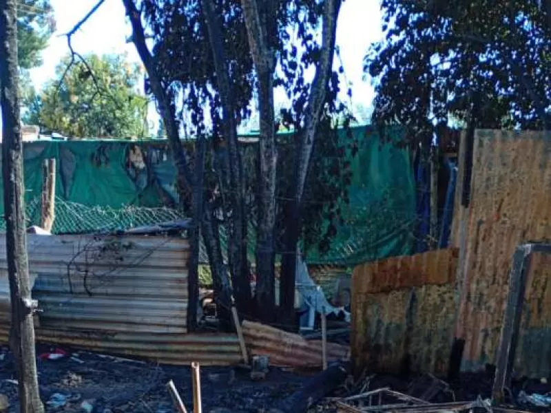 Lanzan campa&ntilde;a solidaria tras incendio que destruy&oacute; una vivienda y dej&oacute; a una familia sin nada