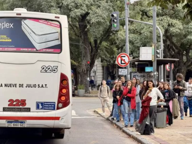 Empresarios del transporte se re&uacute;nen con la Provincia en medio del conflicto salarial y la reducci&oacute;n del servicio