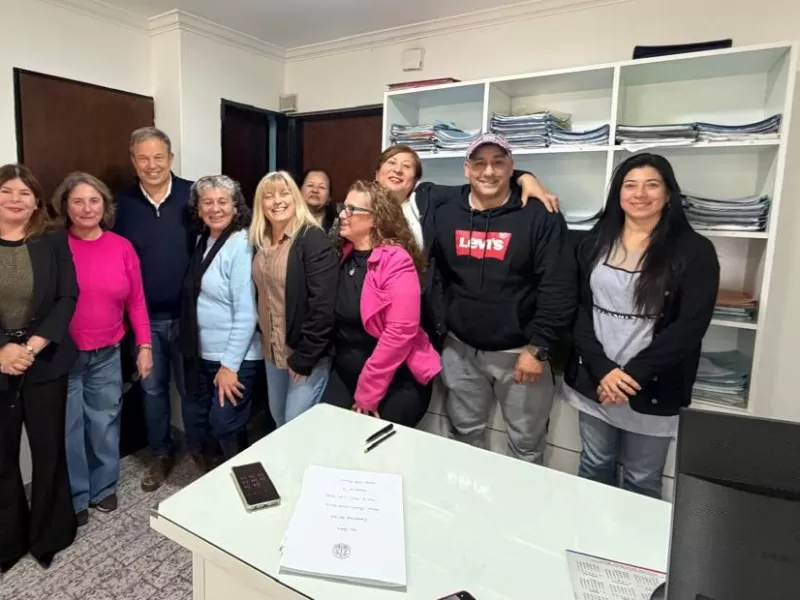 Cascallares acompa&ntilde;&oacute; en la firma de su escritura a familias de Longchamps, Glew, Burzaco, M&aacute;rmol y Don Orione