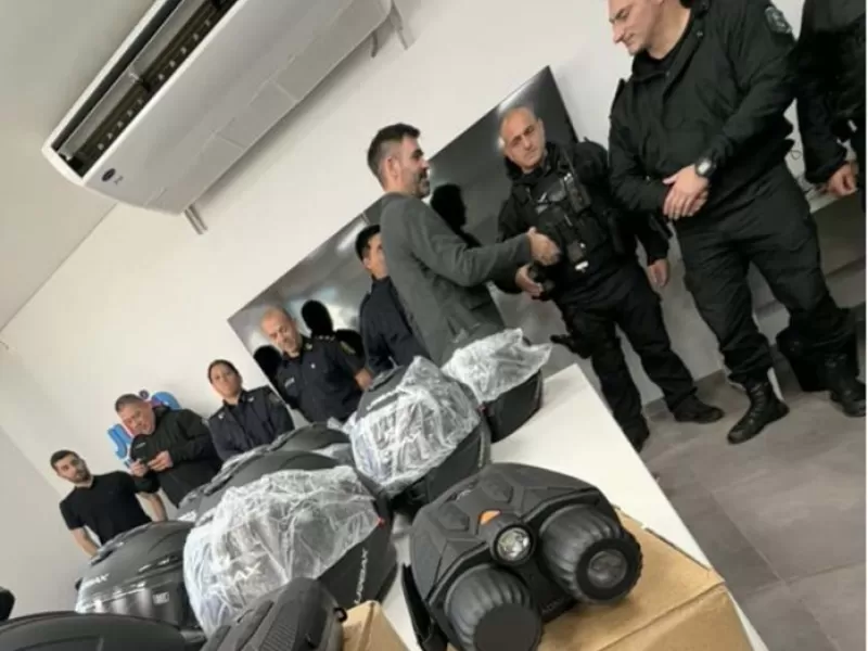 Entregaron binoculares de visi&oacute;n nocturna y cascos para fortalecer la seguridad