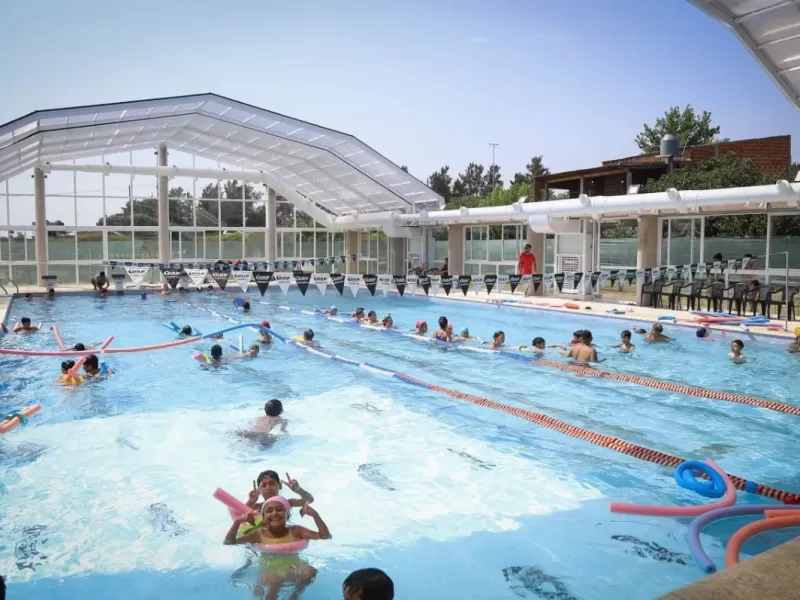 Nueva jornada de Escuelas Abiertas en Verano 2026 en el Natatorio Municipal de Solano