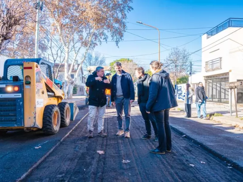 Fiorini supervis&oacute; obras de bacheo y repavimentaci&oacute;n en el barrio Las Morochas