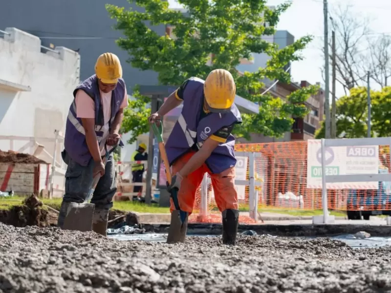 Contin&uacute;an las obras de bacheo en distintos barrios con fondos municipales