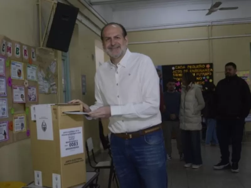 Los principales candidatos emitieron su voto y llamaron a la participación en una jornada con demoras