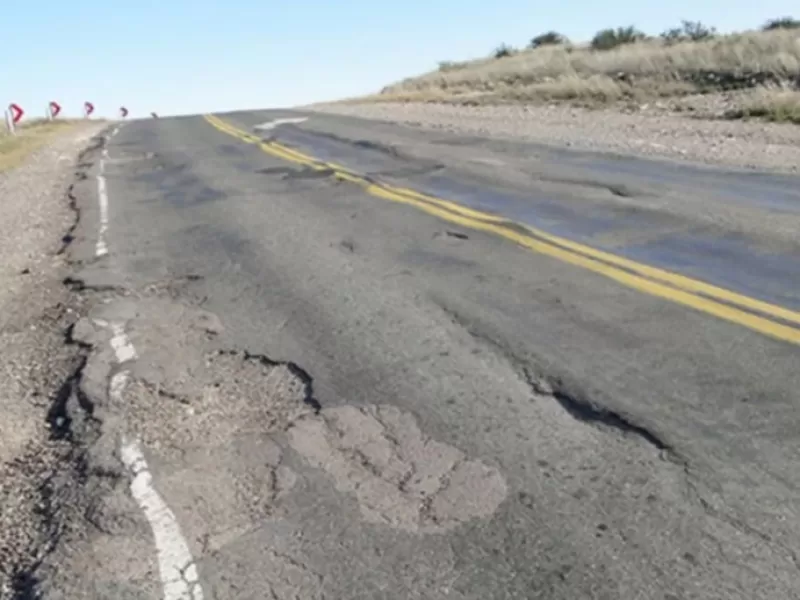 Obra p&uacute;blica: Advierten por accidentes y roturas por los baches en rutas
