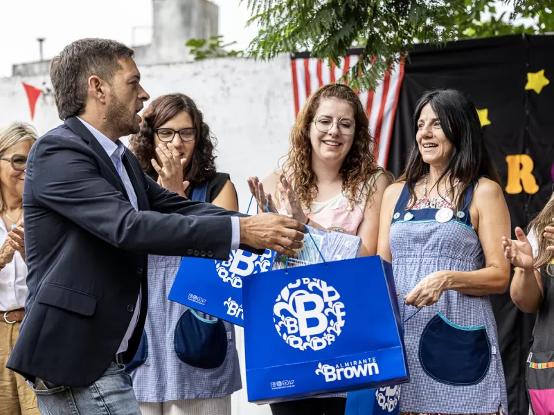 El municipio junto a un jardín de infantes y a una escuela primaria en el inicio de clases