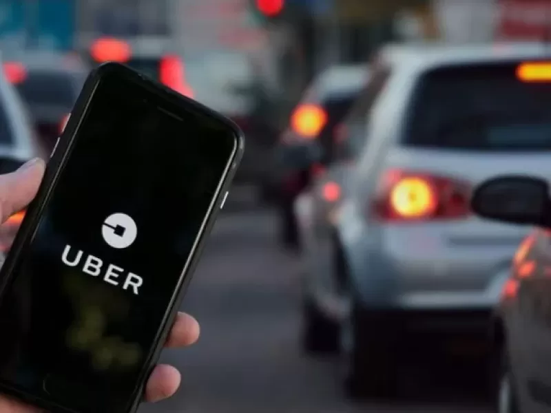 Uber comenz&oacute; a operar en Jun&iacute;n y genera debate entre usuarios y taxistas
