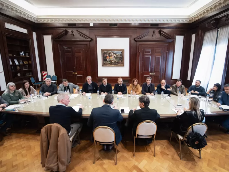 Axel Kicillof firmó convenios de financiamiento con 13 municipios por más de $14.179 millones