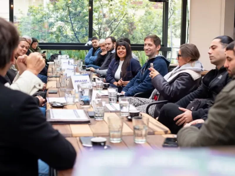 Eva Mieri se reunió con comerciantes y entregó habilitaciones a siete locales