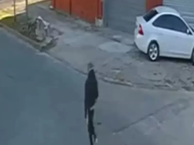 A plena luz del d&iacute;a: Qued&oacute; registrado mientras robaba ca&ntilde;os de gas frente a Bomberos