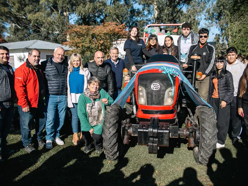Cascallares y Paula Eichel presentaron un tractor y maquinaria agrícolas en la Escuela Agraria
