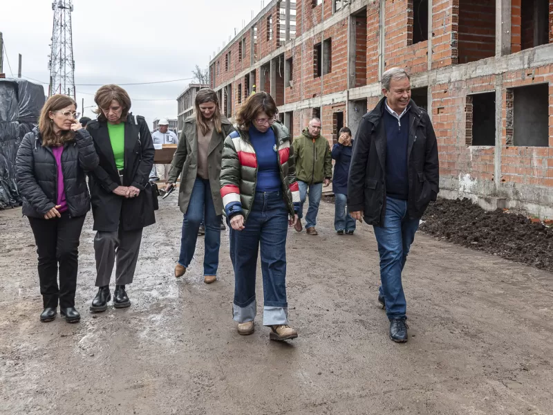 Cascallares y Batakis recorrieron las obras del nuevo complejo de viviendas en José Mármol