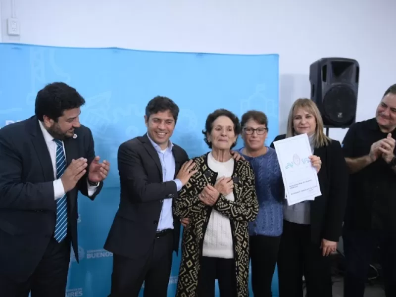 Kicillof entregó escrituras gratuitas a familias de General Arenales