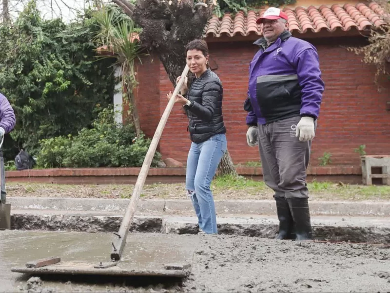 Mayra Mendoza supervisó obras de bacheo y destacó el esfuerzo municipal