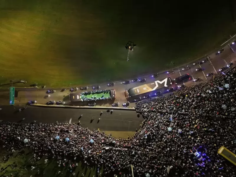 Una multitud recibió a la Selección bajo la lluvia