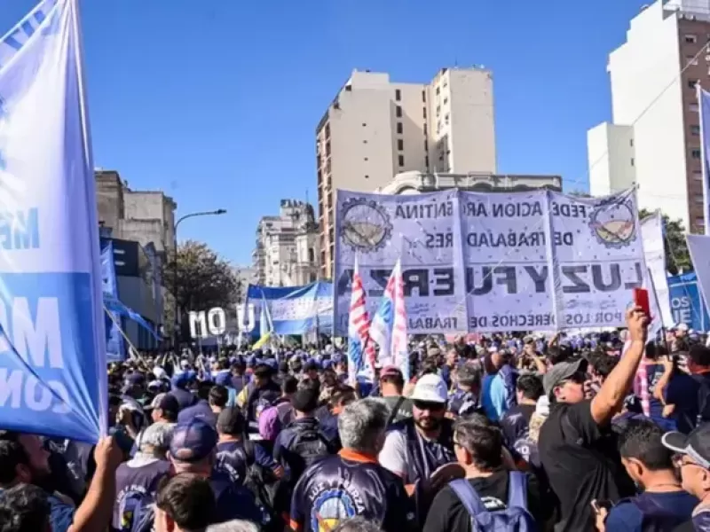 El Gobierno descontar&aacute; el d&iacute;a a estatales que adhieran al paro nacional contra la reforma laboral