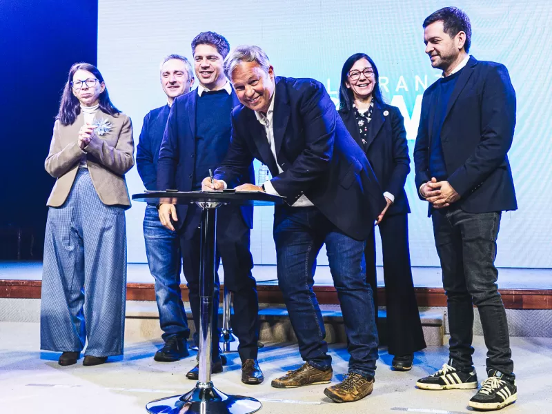 Kicillof y Cascallares inauguraron un Centro Integrador Comunitario y entregaron 1500 escrituras