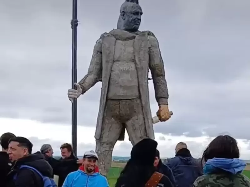 Homenaje a Ricardo Iorio: Una escultura de casi seis metros