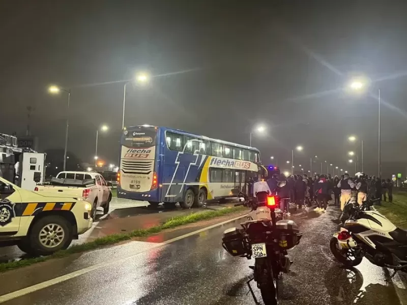 Atacaron a tiros a un micro que transportaba hinchas de Tigre en Uruguay