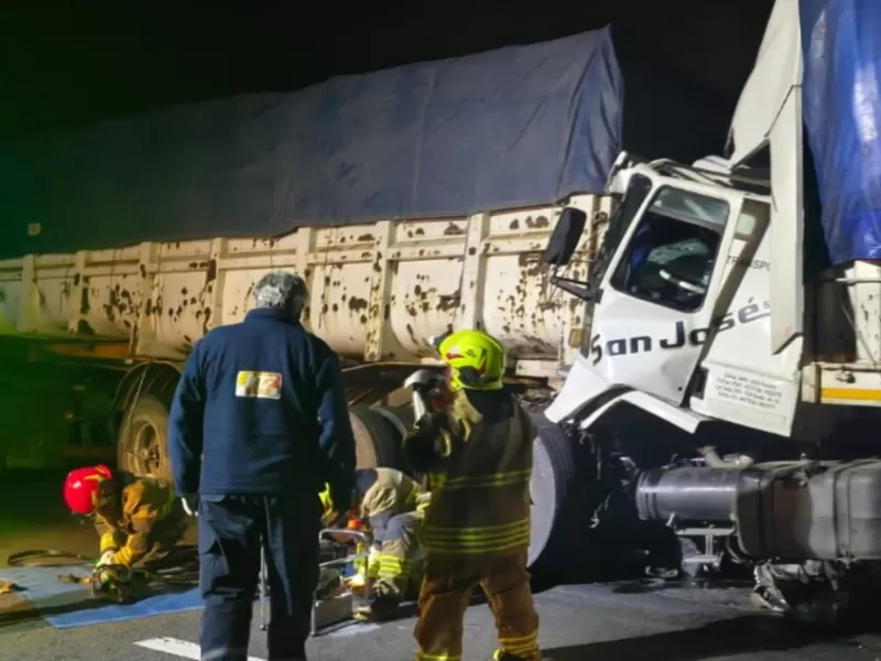 Autopista 9: violento choque entre dos camiones y un conductor qued&oacute; atrapado