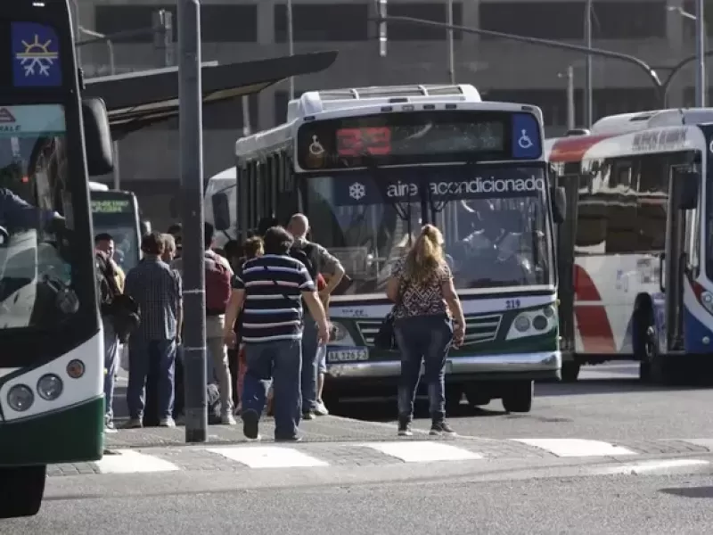 Reuni&oacute;n clave del Gobierno con empresas de colectivos para destrabar el conflicto y normalizar el servicio