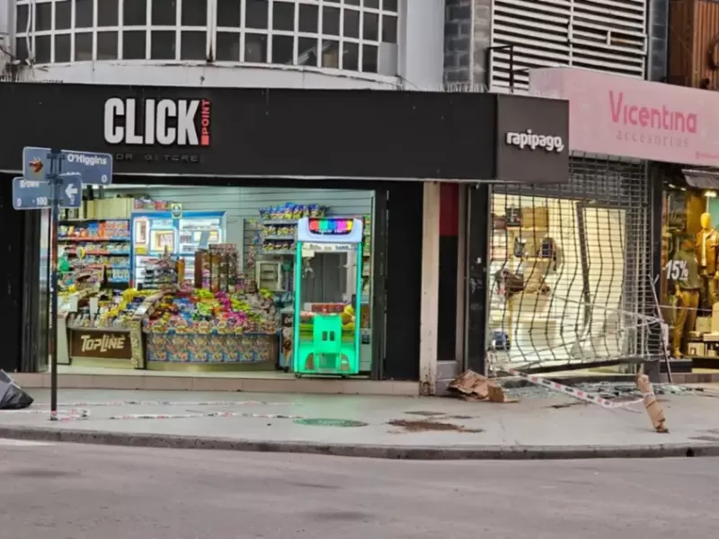 Conductor alcoholizado choc&oacute; contra un local en el centro y dio positivo en el control
