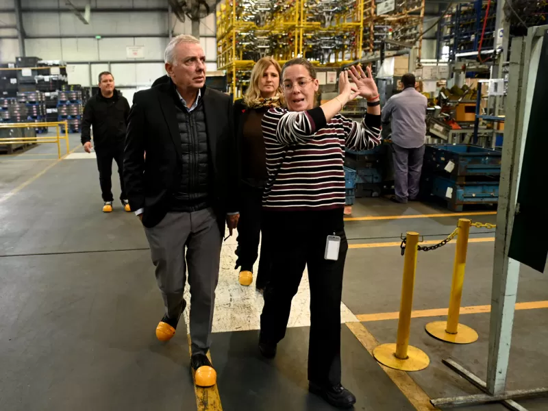 Julio Zamora visit&oacute; una autopartista de Benav&iacute;dez y ratific&oacute; el apoyo del Municipio a la industria local