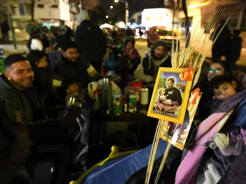 San Cayetano: miles de fieles participan de la peregrinaci&oacute;n y una marcha hacia Plaza de Mayo