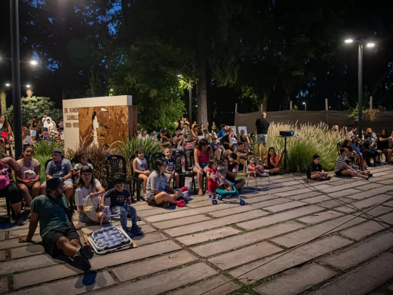 Una multitud disfrutó de otra jornada de “cine de verano”