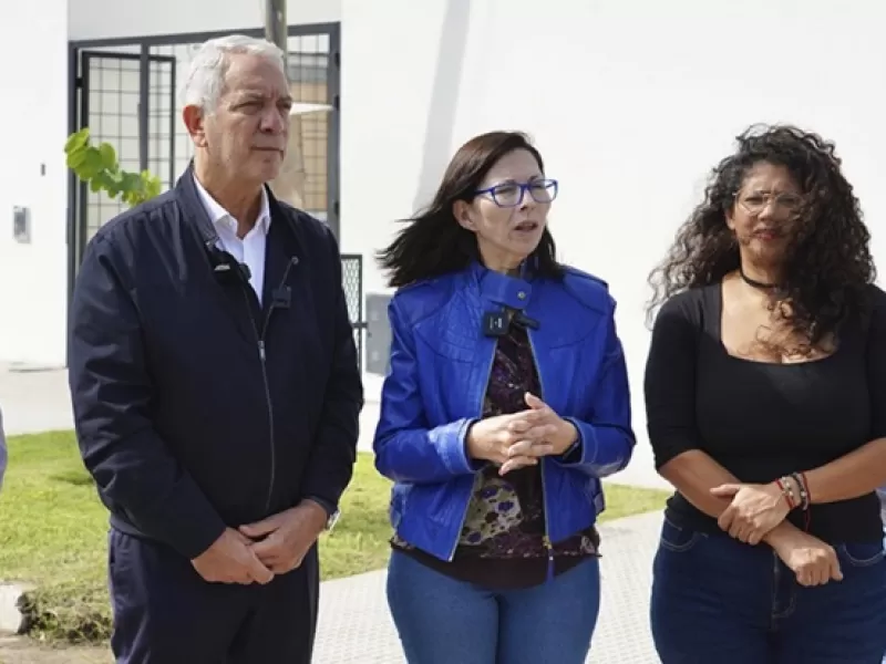 Julio Alak y Silvina Batakis recorrieron el avance de 175 viviendas con fuerte impacto social