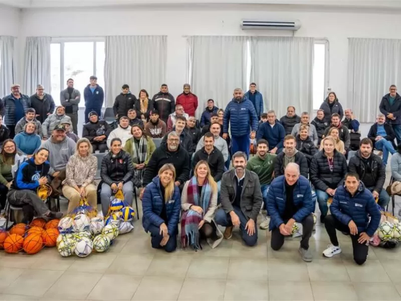 El Municipio entregó equipamiento deportivo a decenas de clubes y deportistas