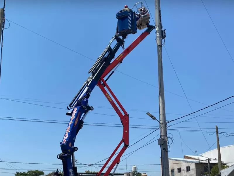 Dos operarios quedaron atrapados a gran altura tras la rotura de una gr&uacute;a en Villa La Florida