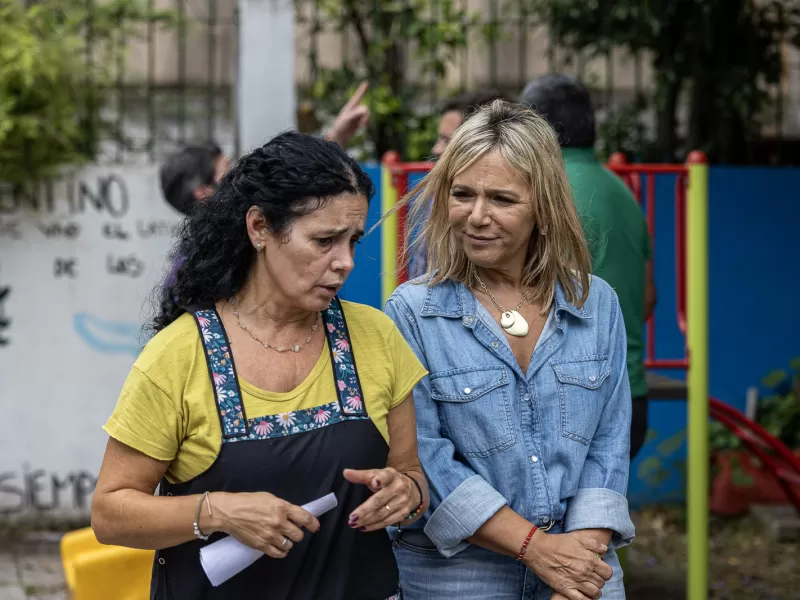 Fabiani y Paula Eichel dialogaron con vecinos durante la instalaci&oacute;n de nuevas alarmas comunitarias municipales