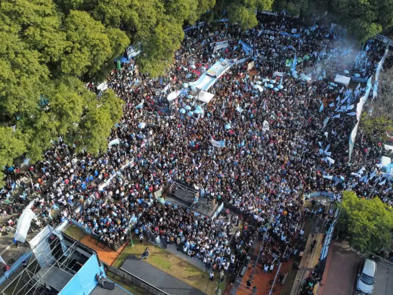 Libertad de Cristina Kirchner: Miles de personas se congregaron esta tarde en el Parque Lezama