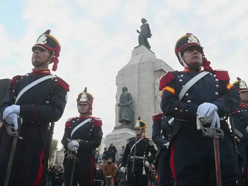 Los Granaderos a Caballo recorrieron el centro y despertaron aplausos y admiraci&oacute;n
