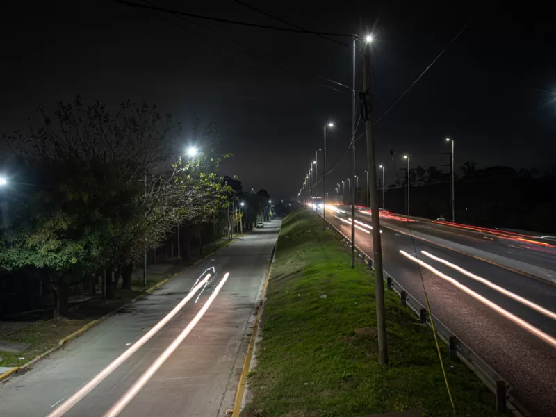 El Municipio coloca nuevos equipos de luces Led en un tramo de la avenida Monteverde y sus colectoras